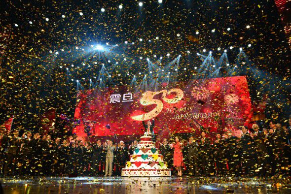 董事長帶領現場1500余名同仁，高喊震旦第一口號