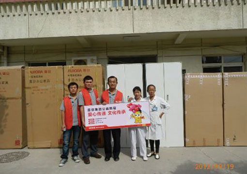 物流事業部張振豐總監(中)率領物流弟兄代表震旦集團現場捐贈，北京鶴童慈善老人護理院院長助理盧桂芳女士（右二）及專業社工代表接受捐贈