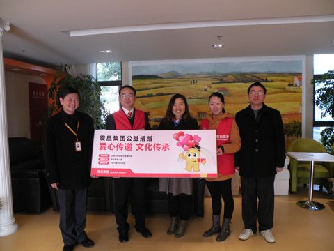 行銷組李家暉總監(左二)、家具上海事業部虹口責任中心周建峰經理(右二)代表震旦集團現場捐贈,上海市楊浦區社會福利院院長譚秋玉女士(中)、副院長余新先生(左一)代表接受捐贈
