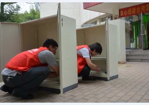 物流事業部華北物流部張慶國主任(左)、家具華北事業部天津責任中心營業同仁馬杰(右)一起動手安裝鋼柜底座