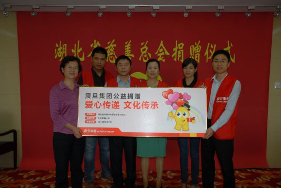 震旦辦公設備華中事業部服務部唐偉經理（右一）、震旦家具經銷商湖北保利達家具有限公司范艷麗總經理（右三）、武漢震榮信家具有限公司代表（左二）代表震旦集團現場捐贈，湖北省慈善總會馬京芳副會長（左一）代表接