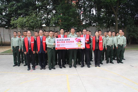 馬志賢總經理(前排左四)、蘇義宗副總經理(前排右二)代表震旦向部隊捐贈辦公家具及復合機等辦公用品