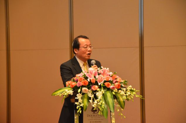 羅萬仁董事致辭，對大家2015年的表現表示感謝