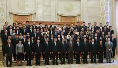 全國政協主席俞正聲與現場嘉賓合影，林常董（第二排左四）曾總（第四排右一）等主管參與接見。