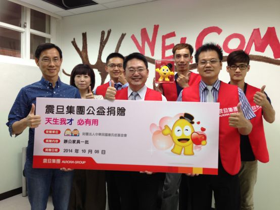 震旦OA 信息工程 楊錫吟總監(jiān)(中) 率團(tuán)隊(duì)代表集團(tuán)捐贈(zèng)。