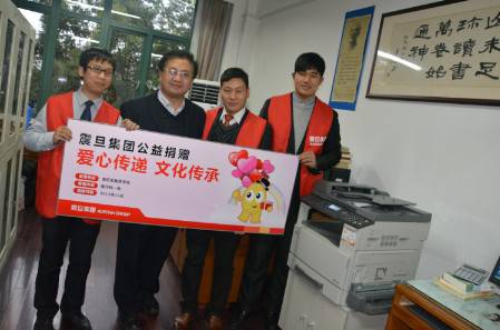 OA事業(yè)群上海事業(yè)部武寧責(zé)任中心趙志強(qiáng)經(jīng)理（右二）、服務(wù)工程師崔成軍與銷售工程師蔡濤 （右三與左二）代表震旦集團(tuán)現(xiàn)場(chǎng)捐贈(zèng)，普陀區(qū)教育中心孫剛主任（中）代表接受捐贈(zèng)