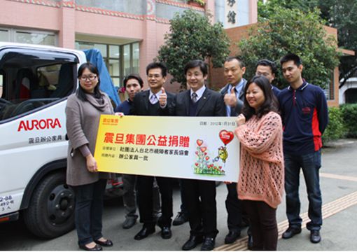 震旦家具事業部周銘中總經理(左三)親自帶領服務團隊代表集團捐贈，由臺北市視障家長協會代表受贈。