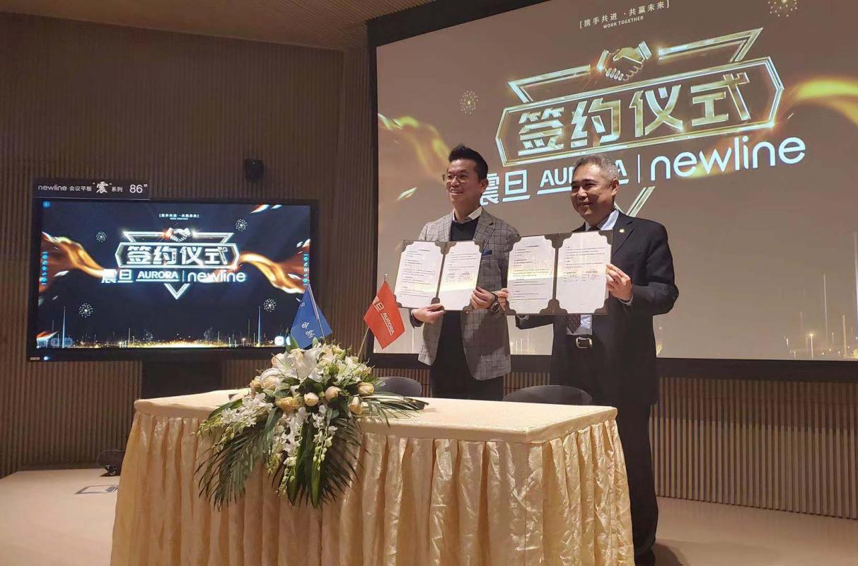震旦集團常務董事周啟正先生（右）與鴻合科技股份有限公司總裁李建宏先生（左）簽署戰略合作協議。