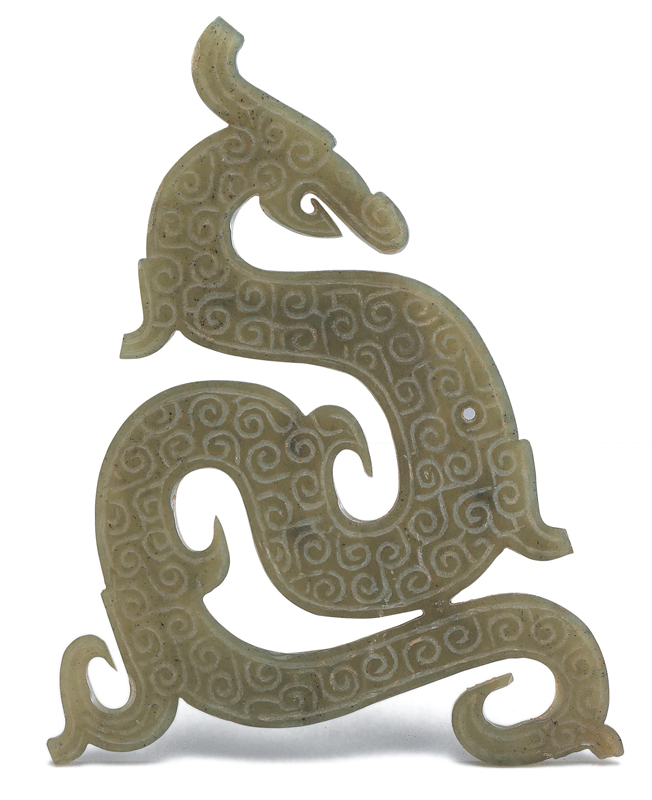 戰(zhàn)國．龍形佩 龍首位于上方，尾巴前方歧出關(guān)節(jié)毛，與卷尾連成三角形的輪廓。（圖四）