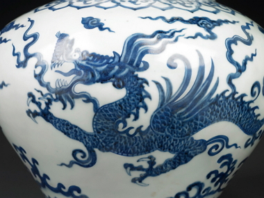 永樂應(yīng)龍紋 長鼻、卷草尾、附有雙翼的龍紋，是永宣時(shí)期開始興起的紋樣。（圖四）