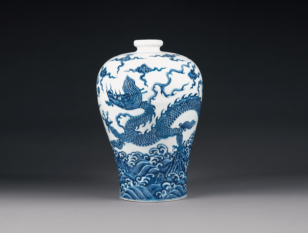明永樂 青花梅瓶  龍紋環(huán)繞中間，以云紋和海水紋陪襯，營造天高海闊的感覺。（圖一）