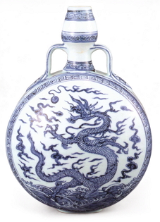 明永樂 青花葫蘆扁瓶 此器以回紋為框，框內(nèi)龍紋自成一個畫面，呈現(xiàn)前后對稱的狀態(tài)。（圖四）（照片來源：中國名陶日本巡回展） 