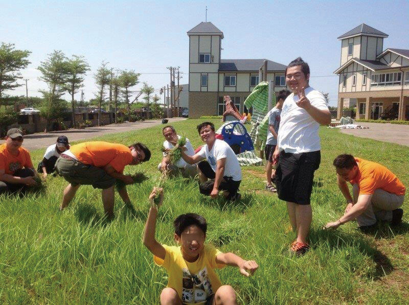 志工們與桃園市懷德風(fēng)箏緣地育幼院院童一同整理院所。