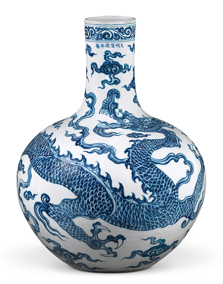 明宣德 青花天球瓶 天球瓶的腹部圓闊，龍紋采橫向S紋布局，首、身、尾各霸一方，氣勢(shì)頗為雄壯。（圖五）