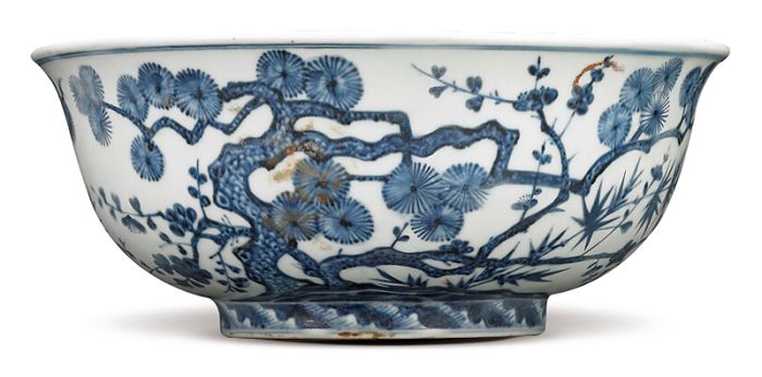 明宣德 青花松竹梅紋碗 碗的外壁繪畫松樹、竹子及梅樹，以橫斜擴展、左右相鄰法環繞一圈。（圖五）