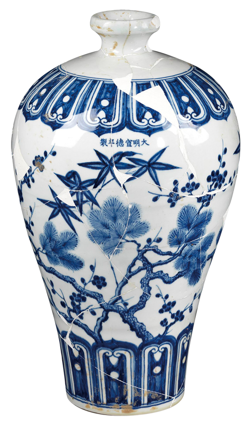 明宣德 青花歲寒三友紋梅瓶 將松竹梅組合在一起，配合器面的寬窄變化，產生上仰與延展的空間效果。（圖二）