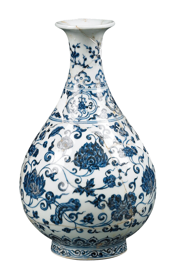 明永樂 青花玉壺春瓶 此器的折沿較小、頸部較細、腹部略斂，是在傳統基礎上所作的變化。（圖二）