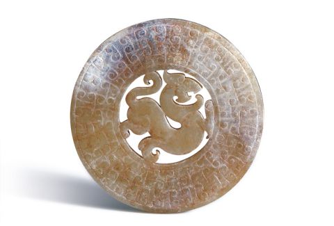 漢代．璧心鏤空璧 玉璧內(nèi)部保留心料，透雕螭龍紋，屬于璧心鏤空式的玉璧形制。 （圖三）