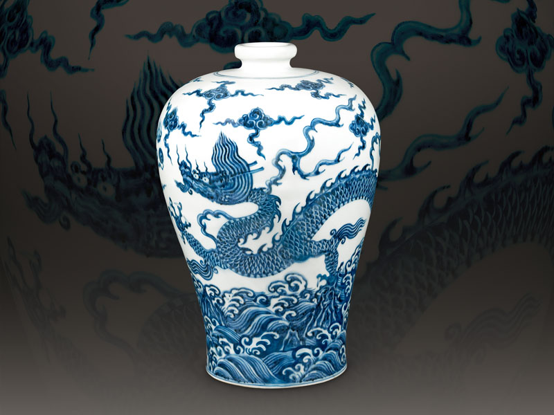 明永樂．青花波濤云龍紋梅瓶／瓶口小而圓，口沿外凸為圓唇，頸部短，肩部豐隆，腹部高長(zhǎng)，腰部以下逐漸收窄，器底有淺圈足。瓶身表面繪畫海水波濤云龍紋，龍首雙眼圓如眼鏡，鼻吻上翹，鬃毛往上飄揚(yáng)，身軀采S形彎曲，修長(zhǎng)的龍身環(huán)繞器腹一周，四肢前後開展，呈現(xiàn)御風(fēng)而行的姿態(tài)。（高35公分）