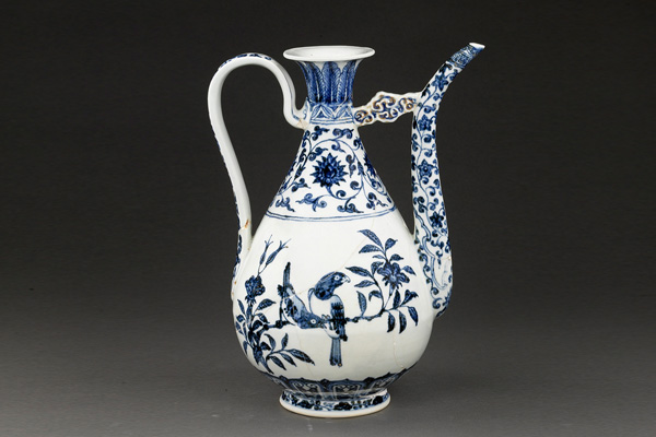 明永樂．青花執壺+花葉順著腹部的弧度伸展，二只鳥兒以不對稱的姿態營造活潑生動的感覺。（圖四）