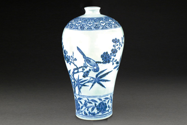 明永樂．青花梅瓶+花卉的枝葉采大+V+字形開展，下方以竹葉和鳥紋牽引觀者的視線，是配合造型的設計。（圖二）圖片來源：大英博物館藏