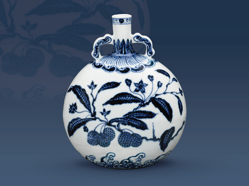（圖一）明永樂．青花雙耳扁壺+此器因腹部寬闊，可以拉長(zhǎng)折枝花果紋的枝條，+畫上寬長(zhǎng)的葉片，產(chǎn)生枝繁葉茂的感覺。
