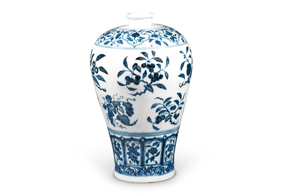 （圖二）明永樂．青花梅瓶+由於梅瓶的腹部深長(zhǎng)，且上寬下窄，+所以折枝花果紋以上下交錯(cuò)的形態(tài)排成二圈紋樣。