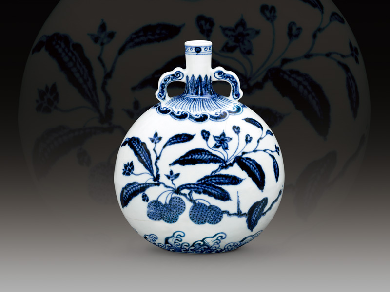 明永樂+青花荔枝紋雙耳扁壺；高25.2公分／震旦博物館提供