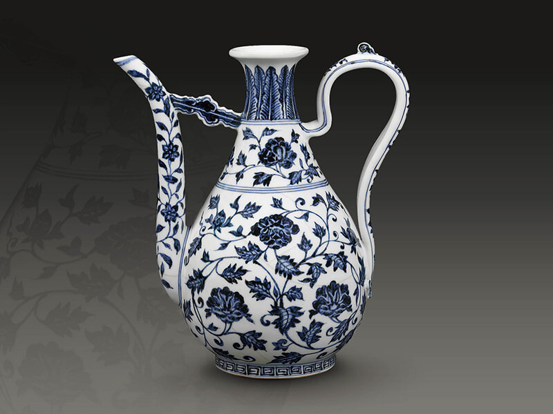 明永樂．青花執壺+此器以纏枝紋為主紋，花朵采「品」字形排列，在繁密的布局中凝聚觀者視點。（圖一）