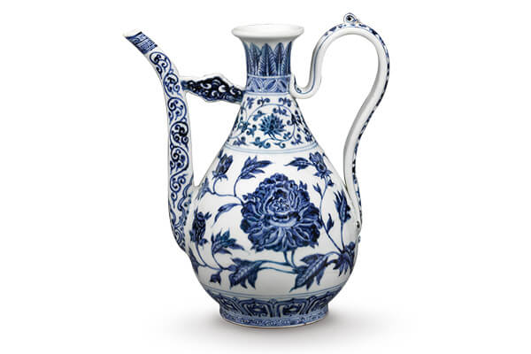明永樂．青花執壺+此器以牡丹紋為主紋，配合往外擴展的器面，凸顯牡丹花朵雍容華貴的形象。（圖三）