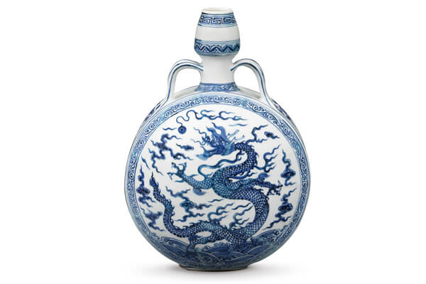 明永樂．青花葫蘆式雙耳扁壺+此器因形似葫蘆而得名，表面裝飾海水波濤云龍紋，也是模仿伊斯蘭銅器的產物。（圖三）