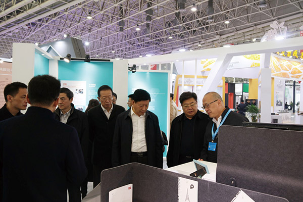 原中紀(jì)委駐工信部紀(jì)檢組組長金書波、工信部產(chǎn)業(yè)政策司司長許科敏參觀震旦展區(qū)