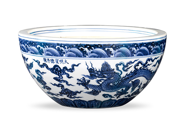 明宣德．青花缽 二個龍紋平均分布于缽體外壁，在環(huán)狀器面上產(chǎn)生前后追逐的效果。（圖四）
