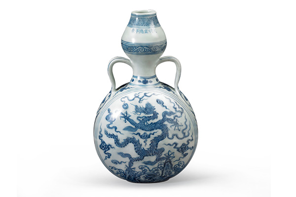 明宣德．青花雙耳葫蘆扁壺 此器由瓶頭，扁圓腹及綬帶耳等零件組成，龍紋位于腹部，與其他紋樣分區(qū)裝飾器形。（圖三）