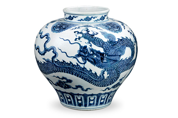 明宣德．青花大罐 此器亦采“單龍環(huán)體”的形式布局，在碩大的器形上呈現(xiàn)一統(tǒng)山河的氣勢。（圖二）