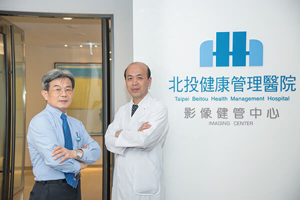 北投健康管理醫(yī)院醫(yī)務(wù)長羅鴻源（右）、行政副院長魏聰文（左）