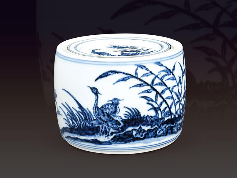 明宣德．蘆葦鷺鷥紋蟋蟀罐+此器以蘆葦鷺鷥紋為主題，隨風搖曳的蘆葦搭配形態各異的鷺鷥+，呈現自然生態景觀。（圖一）