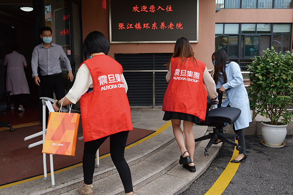 ▲同伴齊心協力搬運家具