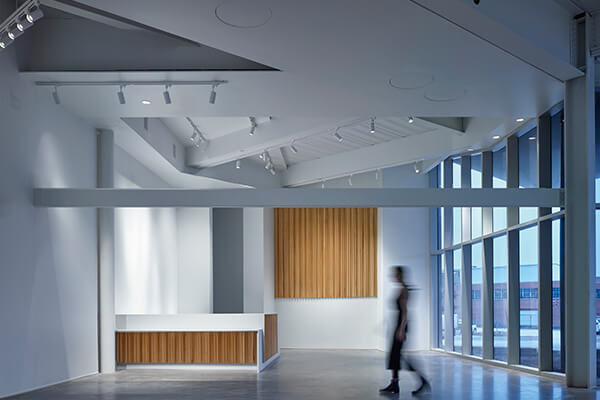 挑高格外開闊的展覽空間，特別適合展示當代藝術作品。
