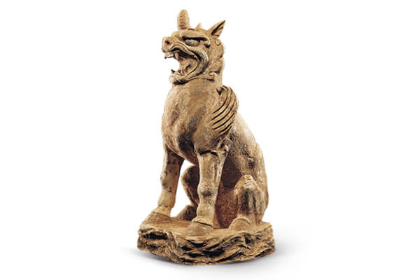 唐代．加彩獅子俑+獅子睜眉怒目，注視前方，前肢豎直，后腿屈膝，蹲坐于臺(tái)座上，姿態(tài)挺拔威猛。（圖二）