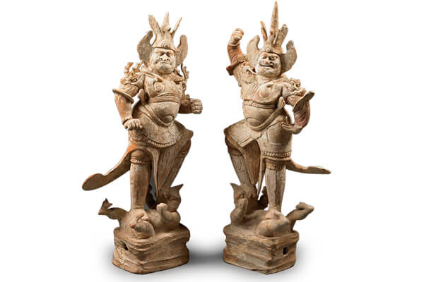 唐代．加彩天王俑+此對(duì)天王為胡人五官和武士造型的結(jié)合，表面施以彩繪，突顯威猛剛勁的形象。（圖四）唐代．加彩天王俑+此對(duì)天王為胡人五官和武士造型的結(jié)合，表面施以彩繪，突顯威猛剛勁的形象。（圖四）