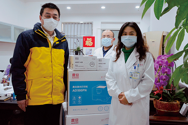 醫院代表對震旦援助物資進行簽收，并表示感謝。
