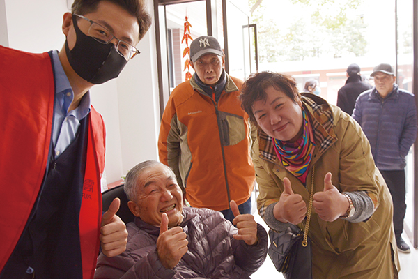 長者試坐椅子，喜悅之情溢于言表