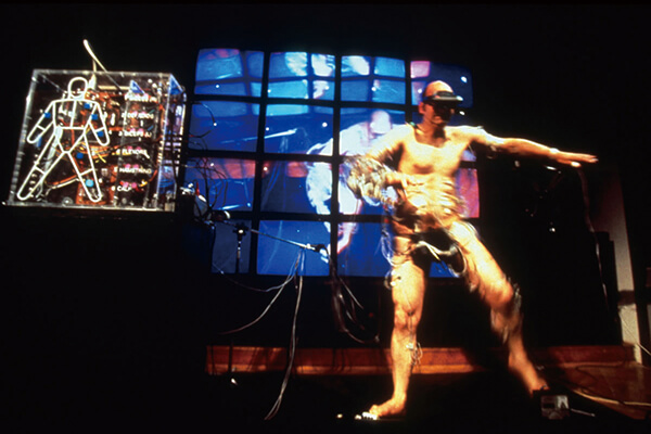 圖三：斯特拉瑞克（Stelarc），Ping身體（Ping+Body），1996年。將身體控制權(quán)通過互聯(lián)網(wǎng)交由遠(yuǎn)端觀眾控制。