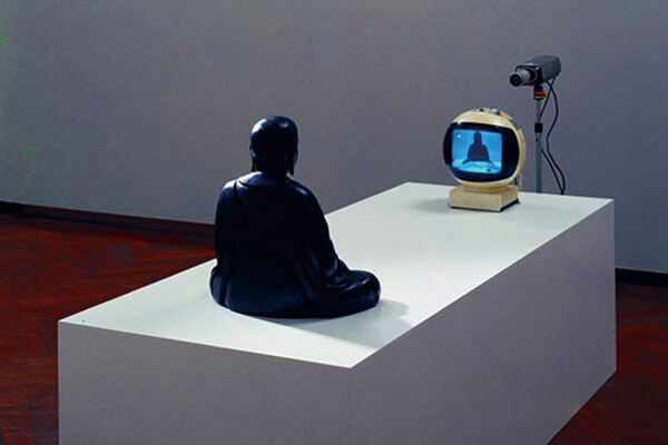 圖六：白南準(zhǔn)（Nam+Jung+Paik）《電視佛陀》，1975年。+
