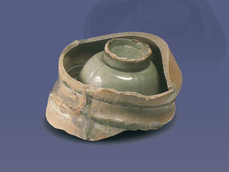 唐代．釉封接瓷匣缽+釉封接瓷質匣缽可以阻絕空氣進入，讓瓷坯在良好的還原氣氛中燒出穩定的青綠色澤。（圖一）+圖片來源：《寺龍口越窯址》，頁354，圖彩圖496。