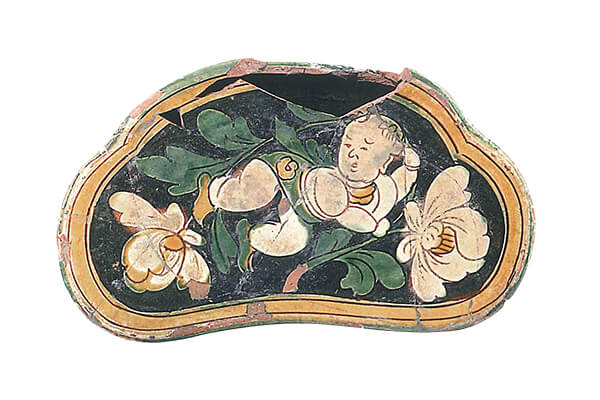 金代．三彩孩童戲蓮紋枕+金三彩的釉料流動性小，釉色配合紋飾圖案布局，人物花卉的形象清晰，風(fēng)格規(guī)整雅致。（圖五）+圖片來源：《中國出土瓷器全集5山西》，頁88。