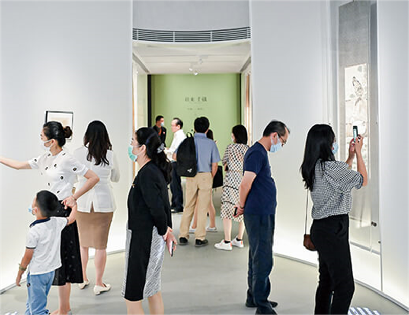 圖三：現場觀眾參觀「生生不息」展區