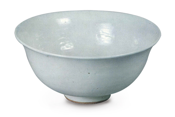 元代．樞府窯印花紋碗+碗內有模印法壓印的紋飾和「樞府」二字銘文。釉色卵白，略帶青灰，是元代樞府窯的特色。（圖四）+圖片來源：《世界陶磁全集13遼金元》，頁59，圖44。