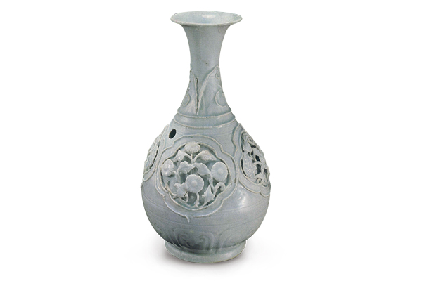 元代．青白瓷貼花玉壺春瓶+此器表面有堆貼連珠紋、堆塑花葉及刻劃壼門紋邊框等多重裝飾，風格繁復而華麗。（圖三）+圖片來源：《世界陶瓷全集13遼金元》，頁57圖43。